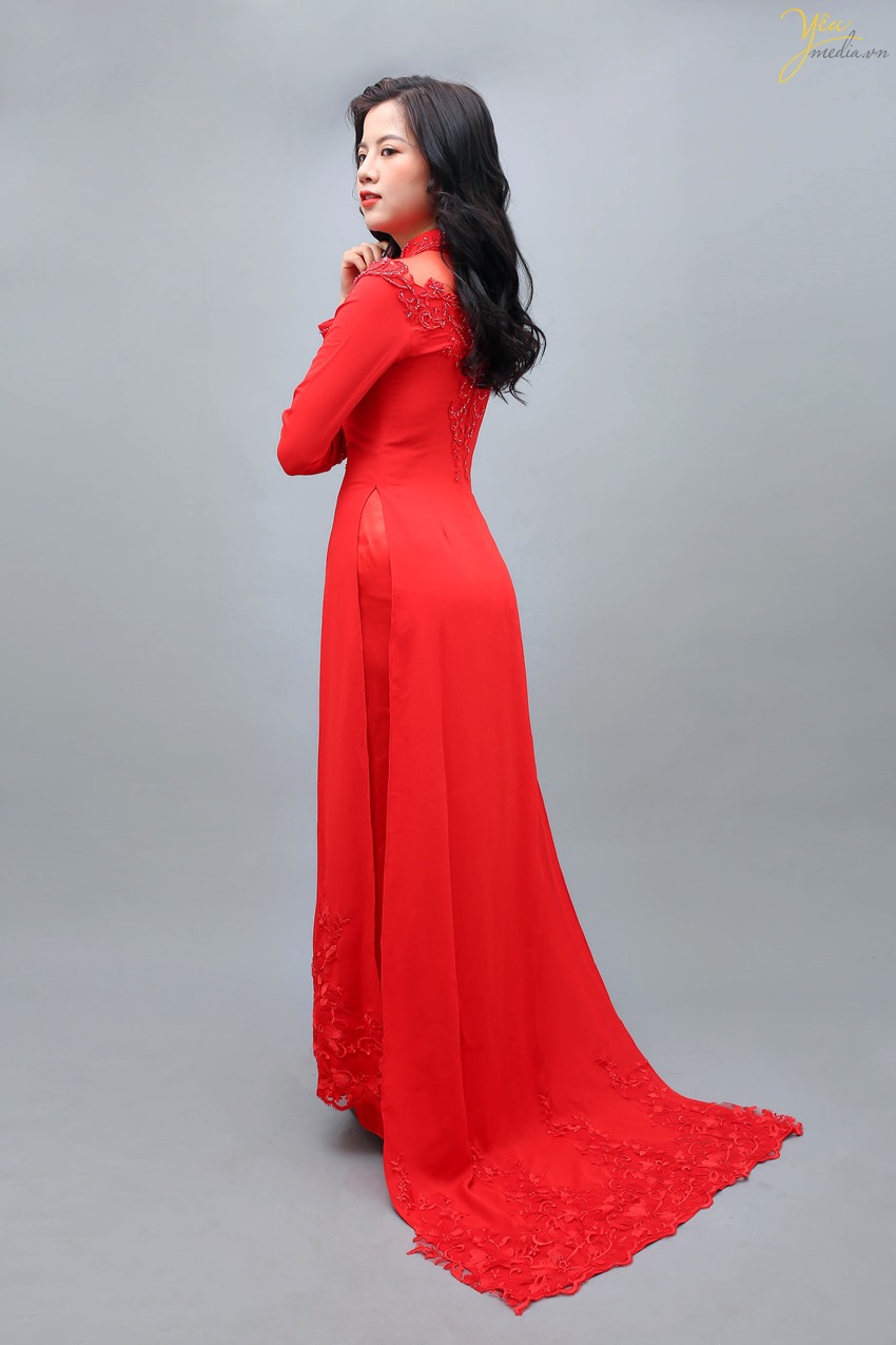 Đây là chiếc áo dài màu đỏ, có đính ngọc trai ở cổ áo và cổ tay. Với thiết kế phần ren ở cổ tạo nên nét quyến rũ thu hút người nhìn bởi nó tôn lên vẻ đẹp của người mặc. Đây là một mẫu áo dài được rất nhiều cô dâu yêu thích tại studio ảnh viện áo cưới Yêu media bởi sự đơn giản nhưng sang trọng.
