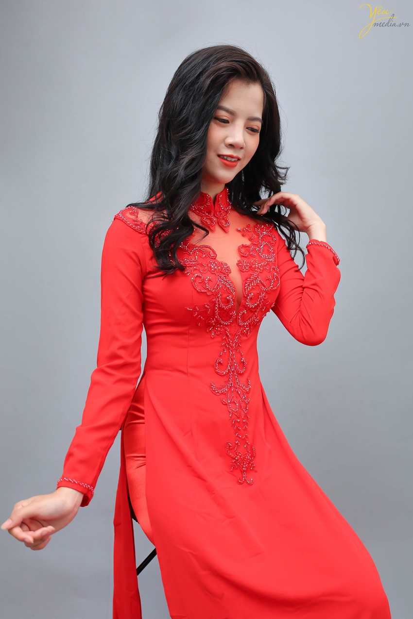Đây là chiếc áo dài màu đỏ, có đính ngọc trai ở cổ áo và cổ tay. Với thiết kế phần ren ở cổ tạo nên nét quyến rũ thu hút người nhìn bởi nó tôn lên vẻ đẹp của người mặc. Đây là một mẫu áo dài được rất nhiều cô dâu yêu thích tại studio ảnh viện áo cưới Yêu media bởi sự đơn giản nhưng sang trọng.