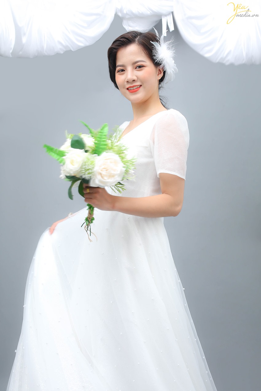 Váy cưới Magnolia nhỏ gọn, nhẹ nhàng. Với kiểu váy cưới này, cô dâu nên kết hợp hoa trắng cài đầu giữ được nét thanh lịch, nhẹ nhàng.\
