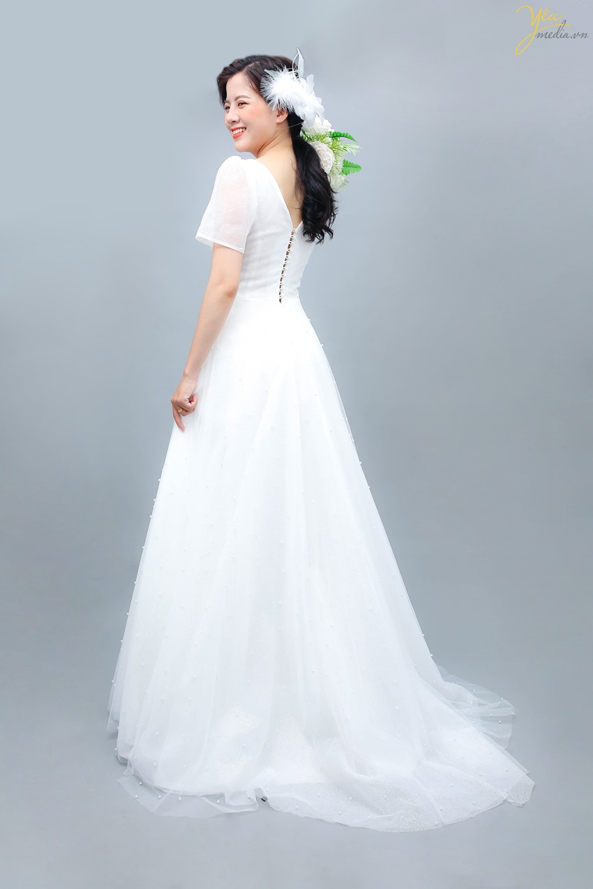 Váy cưới Magnolia nhỏ gọn, nhẹ nhàng. Với kiểu váy cưới này, cô dâu nên kết hợp hoa trắng cài đầu giữ được nét thanh lịch, nhẹ nhàng.