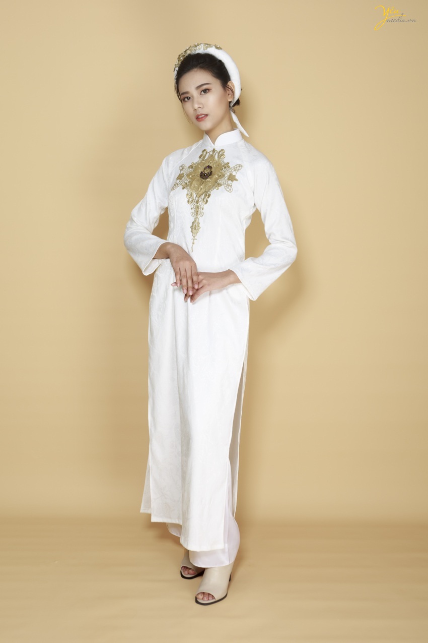 áo dài, khăn vấn màu trắng làm tôn lên vẻ đẹp dịu dàng, thanh lịch cho cô dâu
