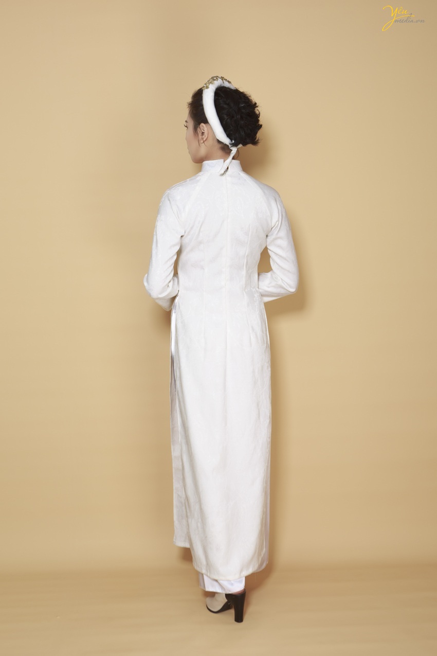 Kiểu dáng may đẹp làm tôn lên vóc dáng thanh thoát cho cô dâu