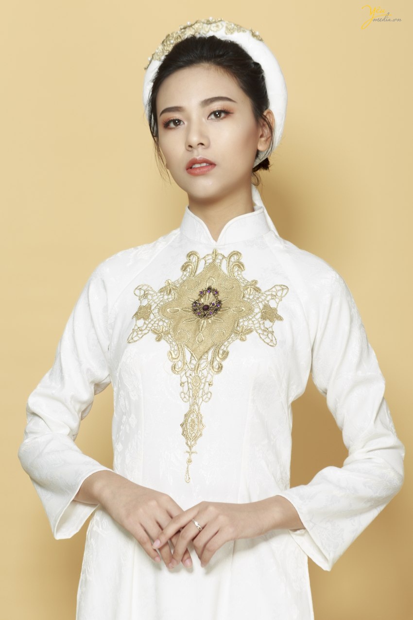 họa tiết thêu hoa đính đá tô điểm giúp cô dâu thêm nổi bật trong ngày trọng đại