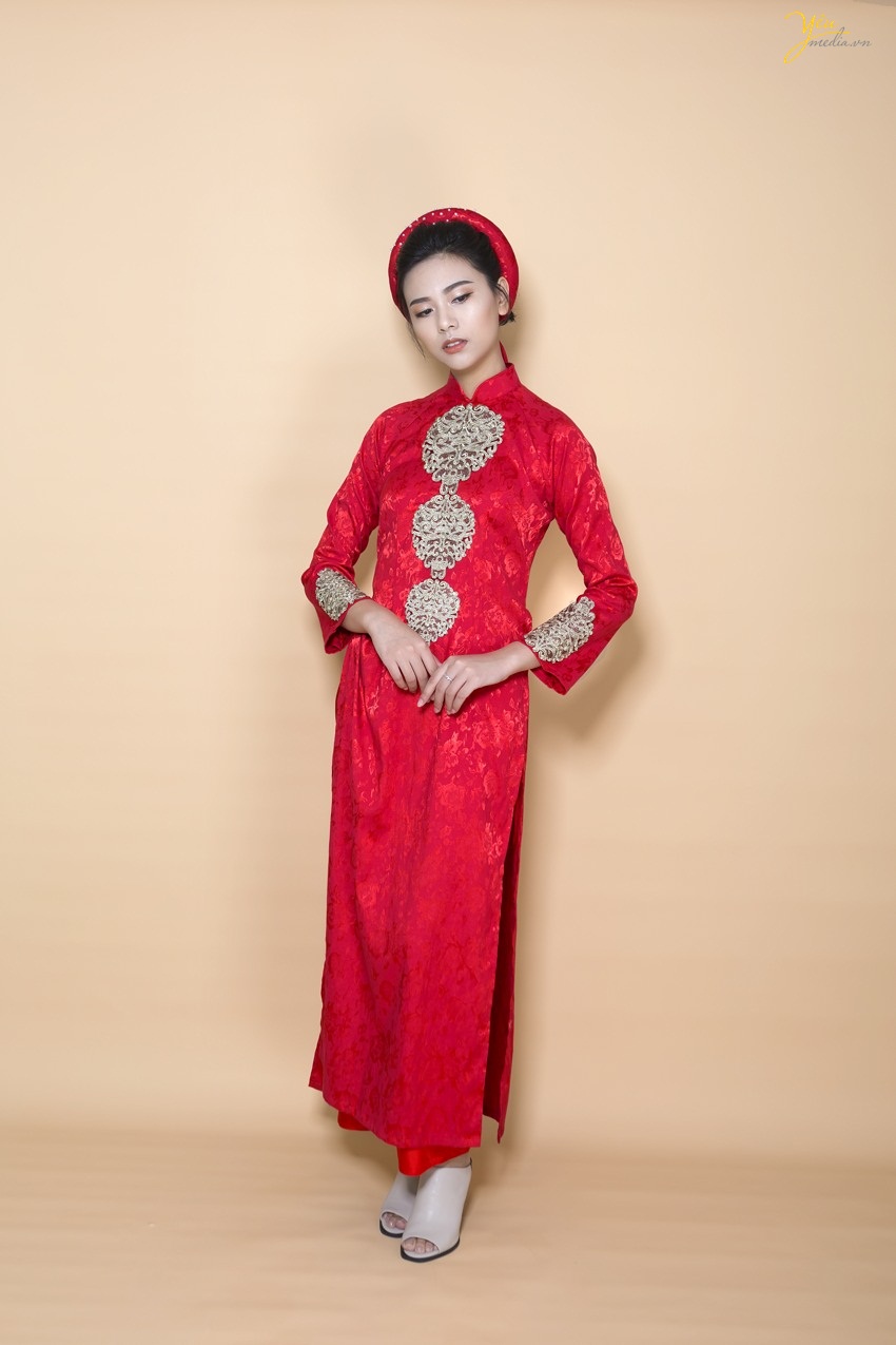 áo dài cưới màu đỏ họa tiết ren nổi sang trọng, ấn tượng