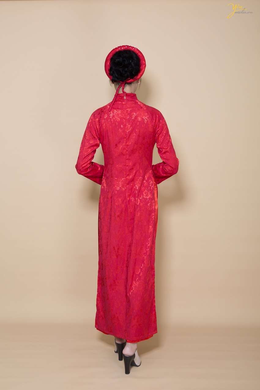 họa tiết văn hoa trên nền vải đẹp, đường may chuẩn làm tôn lên vóc dáng thanh mảnh của cô dâu