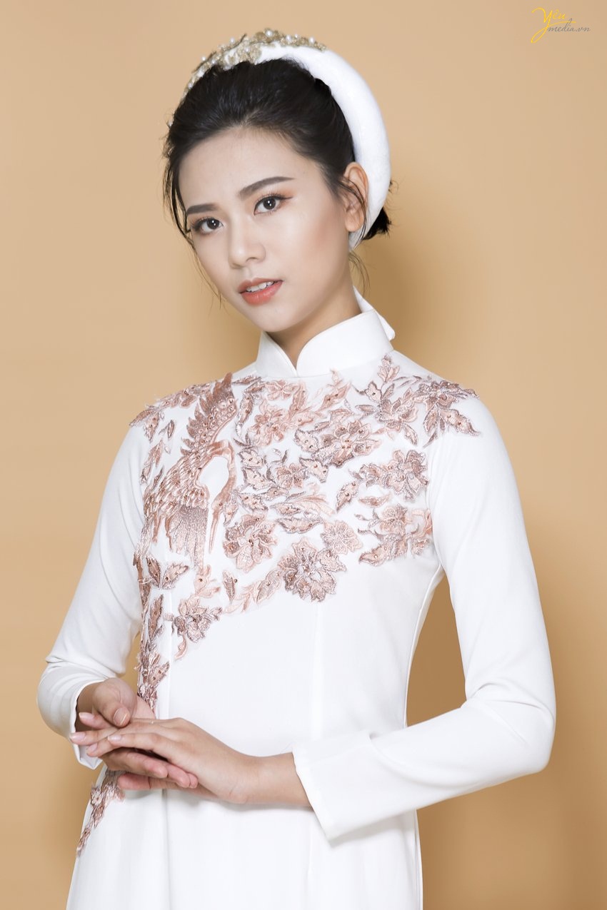 áo dài màu trắng thanh lịch, dịu dàng