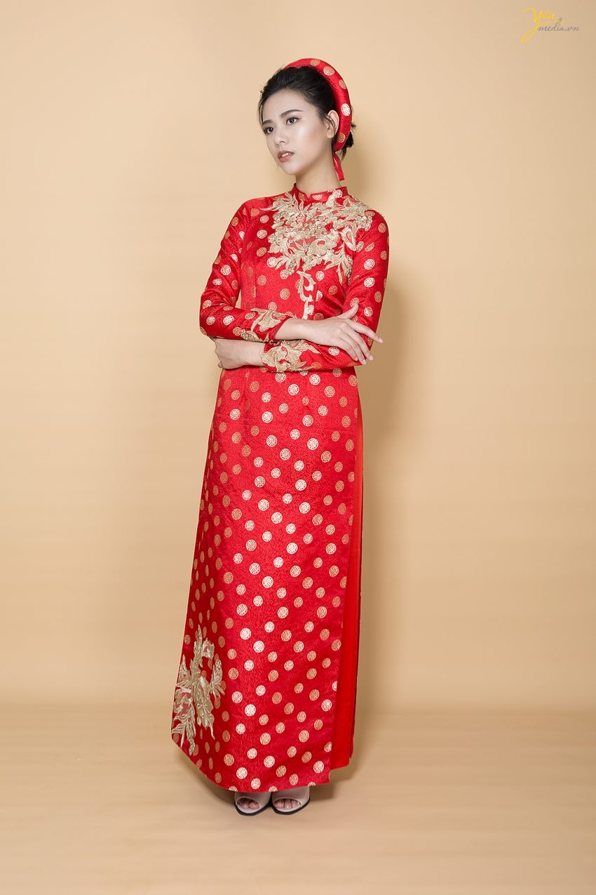 áo dài màu đỏ họa tiết chấm bi giúp cô dâu nổi bật trong ngày cưới