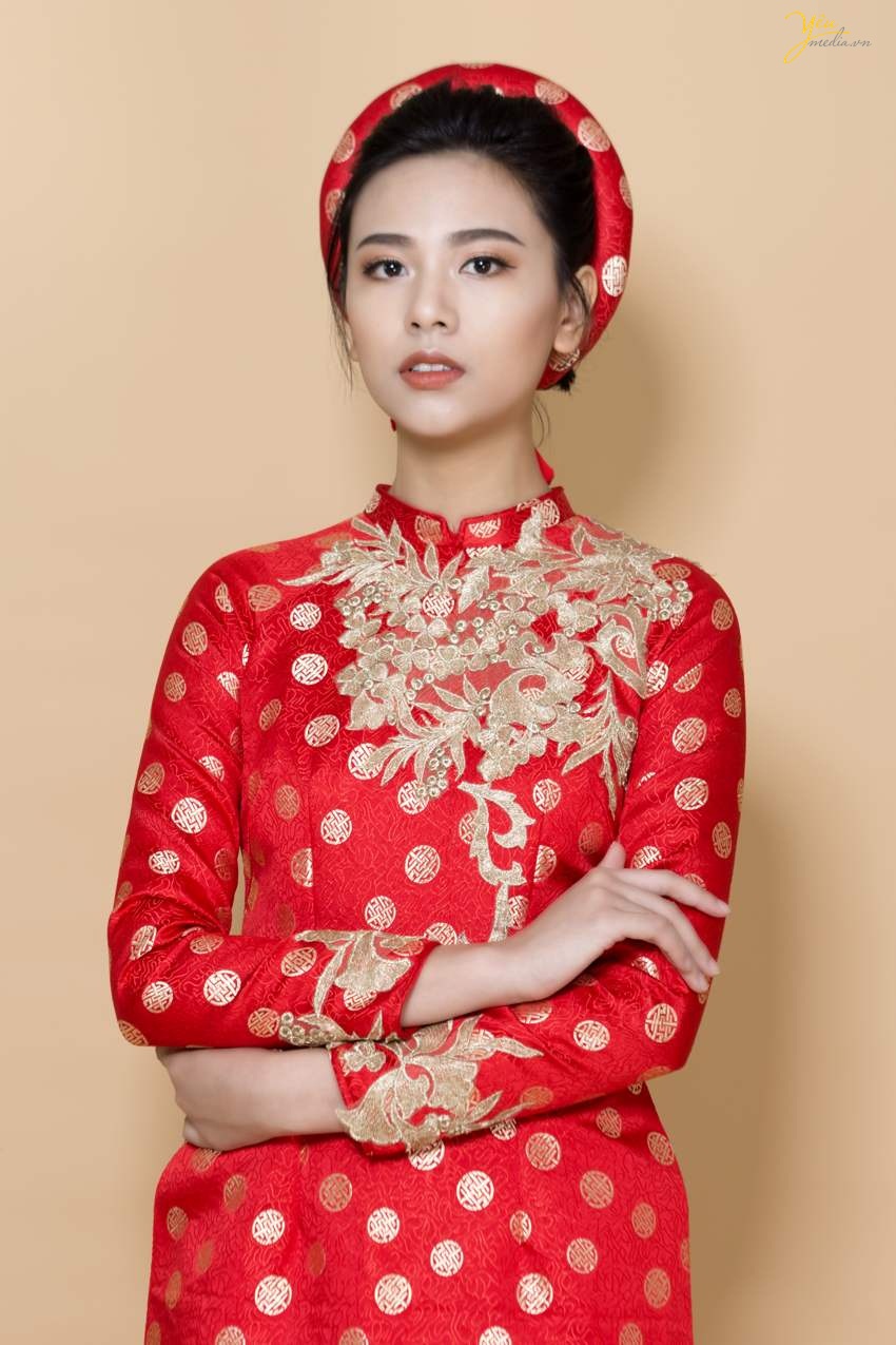 Màu đỏ may mắn, cùng họa tiết thêu ren nổi nhấn nhá ấn tượng