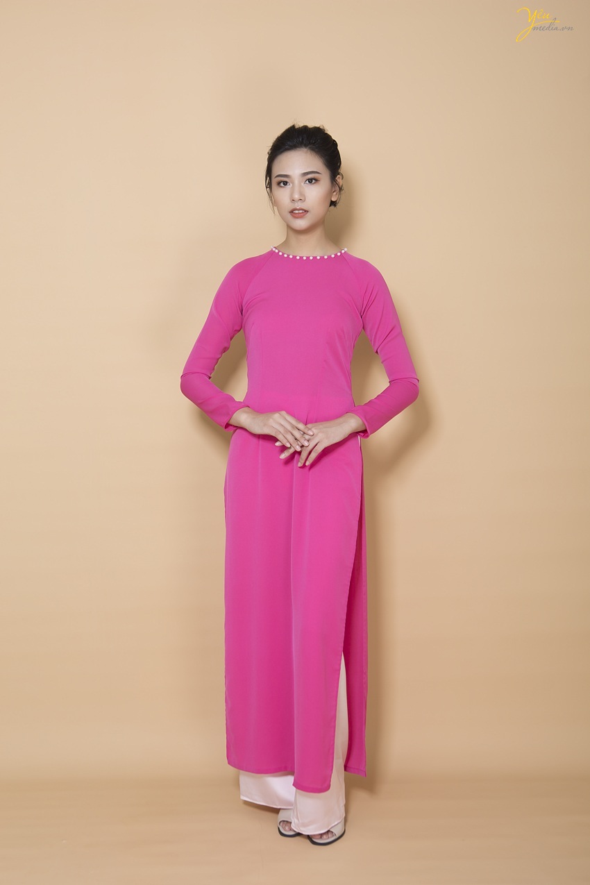 áo dài màu hồng cánh sen tôn lên vóc dáng thanh mảnh cho cô dâu
