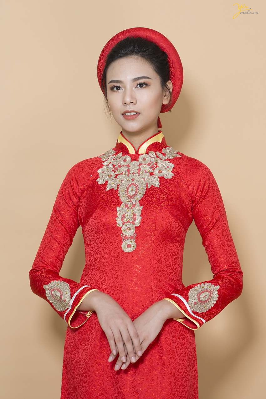 họa tiết ren nổi trước ngực làm tăng vẻ đẹp cuốn hút cho cô dâu