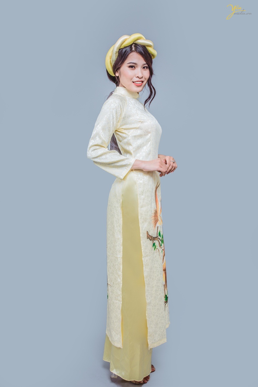 họa tiết cò nổi bật trên nền vải càng tô điểm thêm nét riêng độc đáo cho người mặc