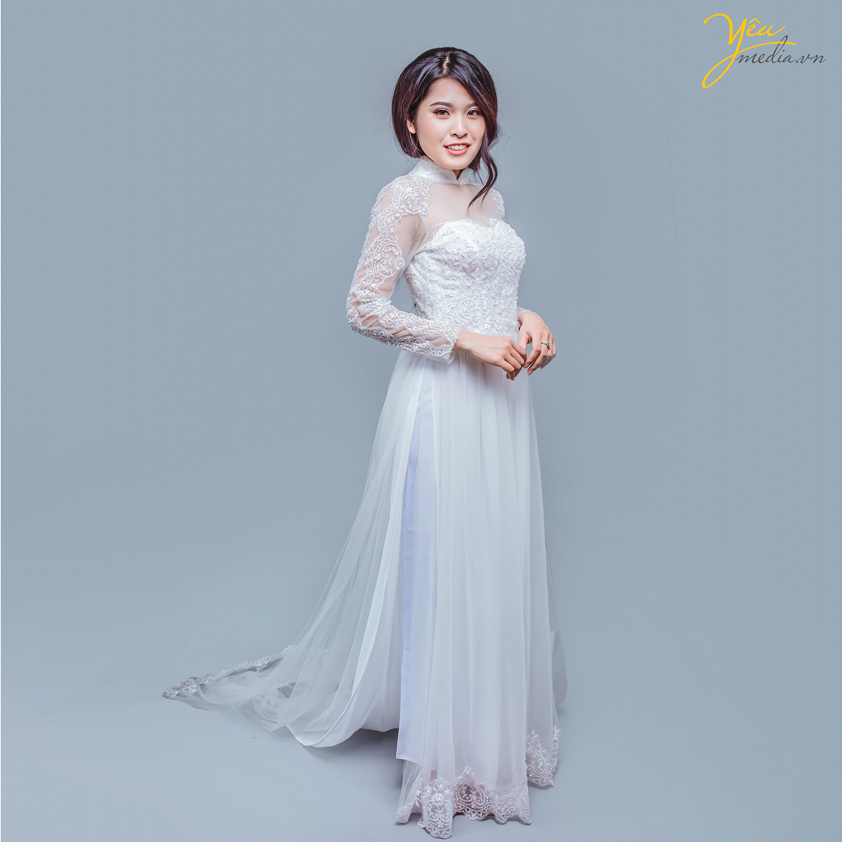 áo dài màu trắng đắp ren tinh tế, giúp cô dâu thu hút mọi ánh nhìn