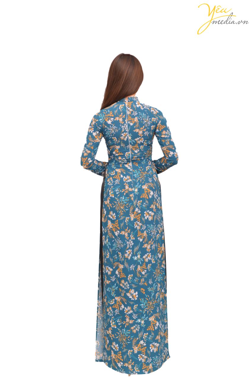 Mẫu áo dài 72 là một kiểu dáng áo cách tân với màu xanh lam truyền thống xen lẫn hoa vàng và hoa trắng - nhưng lại có phần ren nhẹ phía trước, và nơ đỏ-hồng ở phía trên thân - khiến cho bộ áo dài hấp dẫn và thu hút hơn sự nhàm chán thông thường.