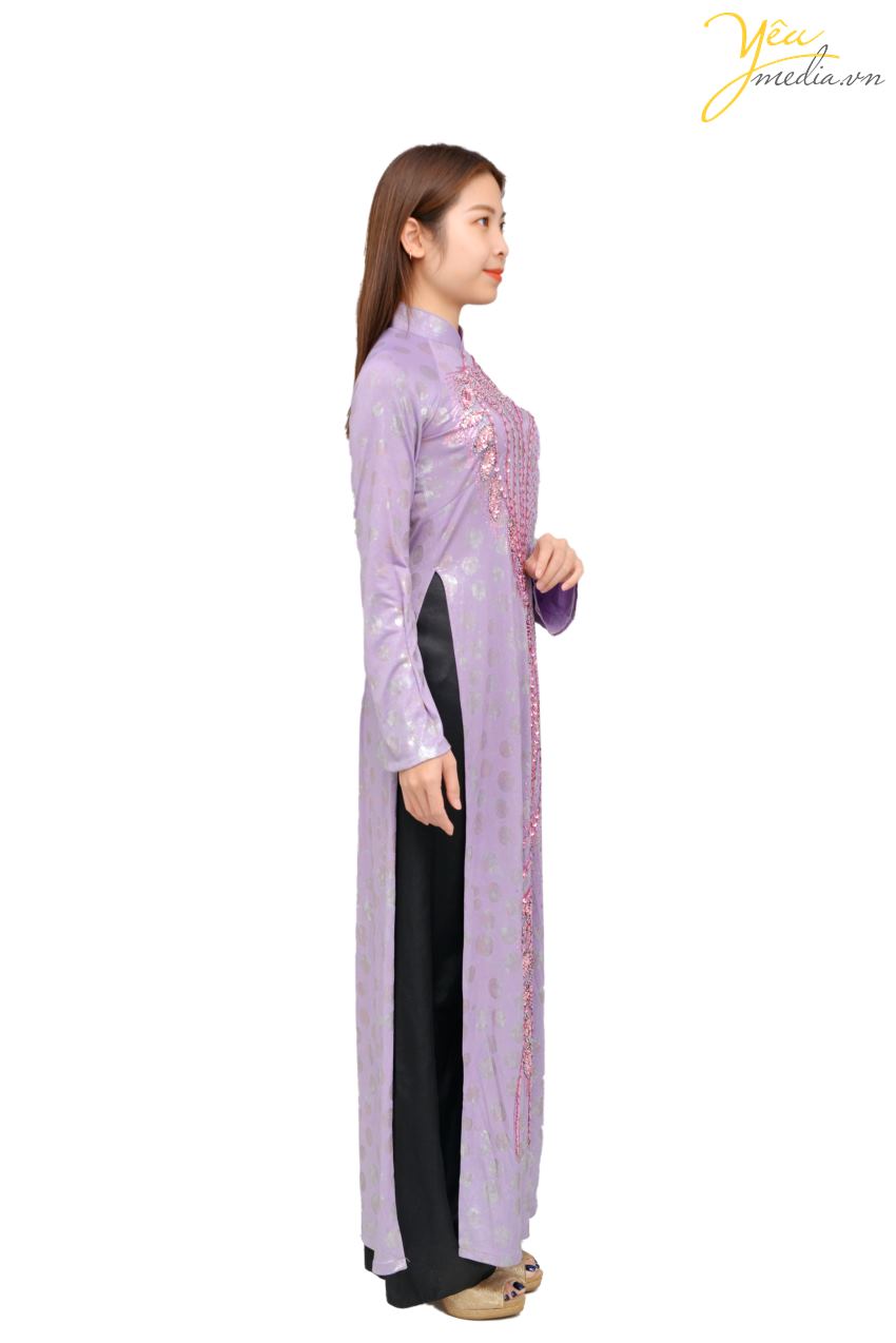 Áo dài 73 là mẫu áo dài hoàn toàn truyền thống -  với màu tím mộng mơ, tượng trưng cho sự trung thành - chung thủy trong các mối quan hệ. Đây là gam màu đằm thắm và được rất nhiều các bà, các mẹ, các cô lựa chọn trong dịp đặc biệt.