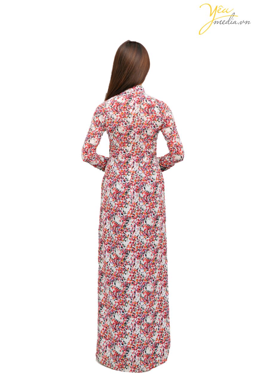 Áo dài 75 là dáng áo dài cô Ba được rất nhiều bạn trẻ lựa chọn để chụp hình khi đến các điểm du lịch văn hóa - các di tích lịch sử - các quán cafe vintage và cả chợ hoa Tết. Đây là 1 trong những kiểu dáng áo dài được nhiều bạn trẻ từ 20 - 30 tuổi yêu thích khi đến chọn thuê tại Yêu media.