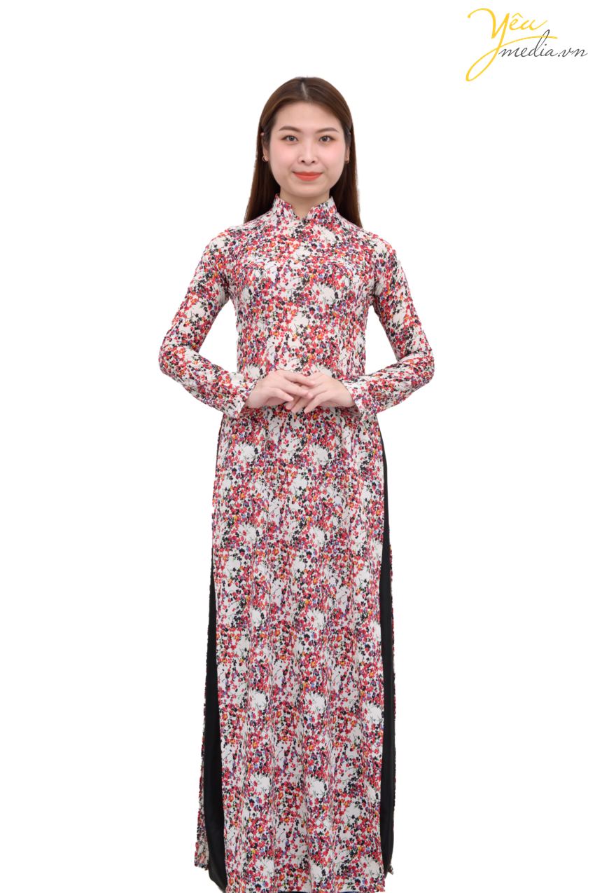 Áo dài 75 là dáng áo dài cô Ba được rất nhiều bạn trẻ lựa chọn để chụp hình khi đến các điểm du lịch văn hóa - các di tích lịch sử - các quán cafe vintage và cả chợ hoa Tết. Đây là 1 trong những kiểu dáng áo dài được nhiều bạn trẻ từ 20 - 30 tuổi yêu thích khi đến chọn thuê tại Yêu media.