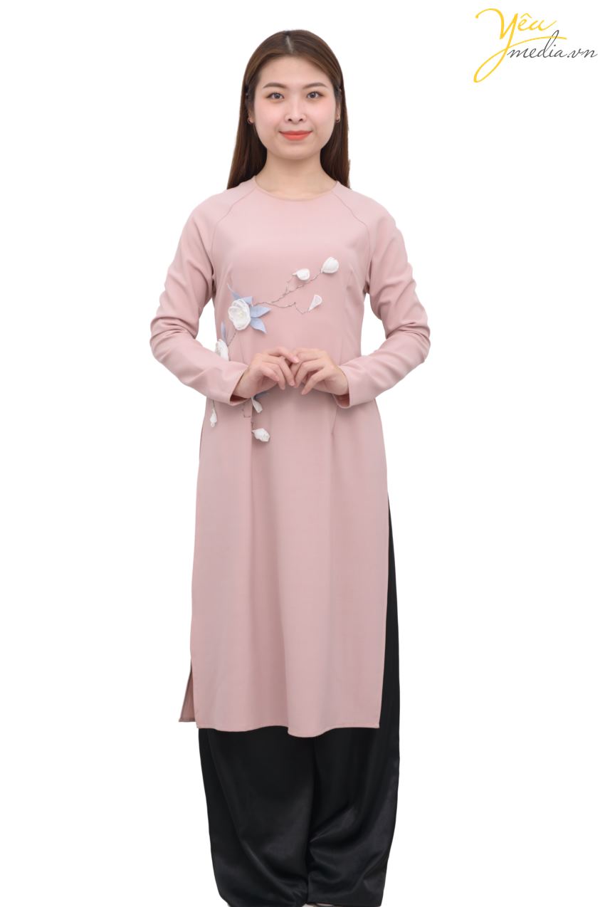 Áo dài 76 cho thuê tại Yêu Media là mẫu áo dài cách tân - tà ngắn - màu sắc hồng phớt nhẹ, điểm xuyết bởi cánh hoa trang trí nhẹ nhàng trên thân. Mẫu áo dài này phù hợp đi chơi, chụp hình nhẹ nhàng, chụp hình Tết, chụp ảnh với hoa đào khoe sắc mùa Xuân.