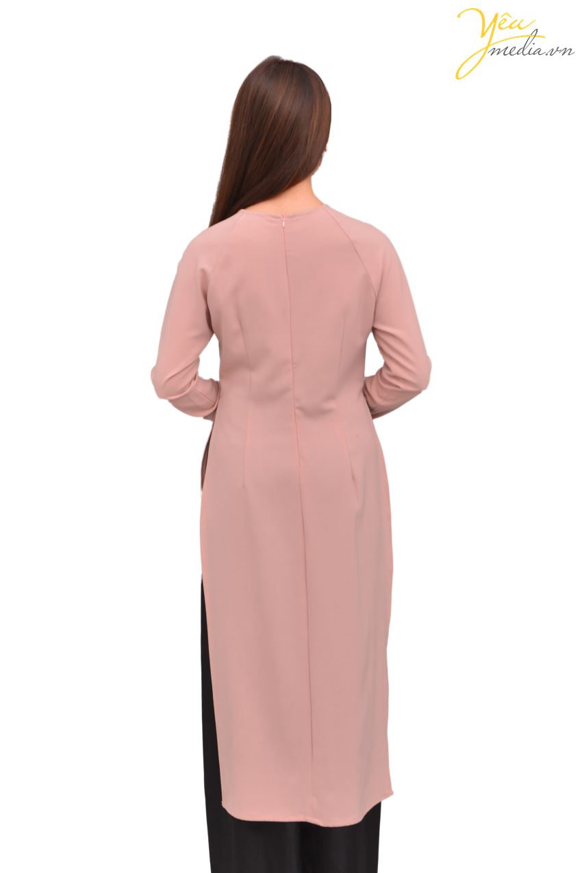 Áo dài 76 cho thuê tại Yêu Media là mẫu áo dài cách tân - tà ngắn - màu sắc hồng phớt nhẹ, điểm xuyết bởi cánh hoa trang trí nhẹ nhàng trên thân. Mẫu áo dài này phù hợp đi chơi, chụp hình nhẹ nhàng, chụp hình Tết, chụp ảnh với hoa đào khoe sắc mùa Xuân.