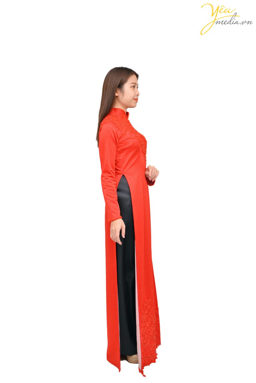 Áo dài 78 - mẫu áo dài đỏ nền nã, sang trọng cho các cô dâu mặc trong ngày ăn hỏi, ngày cưới, dạm ngõ,... bạn cũng có thể mặc trong những dịp sang trọng, event tiệc, ngày khai trương... Đây là một trong những mẫu được nhiều cô dâu của Yêu Media ưa chuộng mặc trong ngày chụp ảnh pre-wedding.