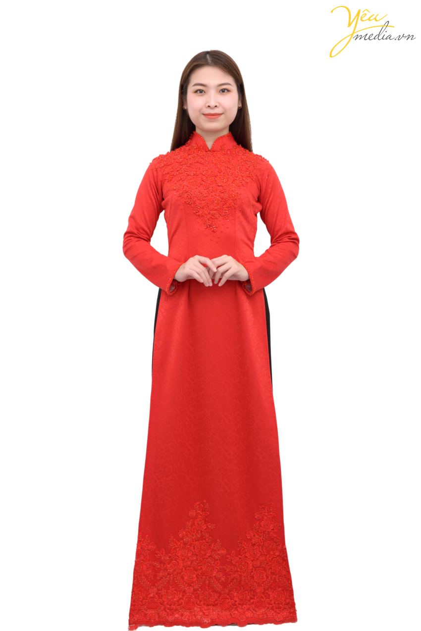 Áo dài 78 - mẫu áo dài đỏ nền nã, sang trọng cho các cô dâu mặc trong ngày ăn hỏi, ngày cưới, dạm ngõ,... bạn cũng có thể mặc trong những dịp sang trọng, event tiệc, ngày khai trương... Đây là một trong những mẫu được nhiều cô dâu của Yêu Media ưa chuộng mặc trong ngày chụp ảnh pre-wedding.