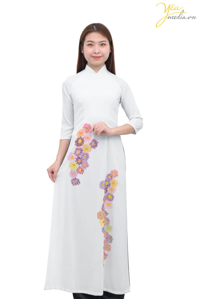 Áo dài 82 với màu vàng nhẹ nhàng và nhã nhặn - tạo ấn tượng cho người đối diện bởi hai bông hoa hồng sang trọng trên ngực áo. Đây là mẫu áo tay lửng, có cổ áo và cổ tay được điểm xuyết bởi viền ngọc trai. Mẫu áo dài 82 này được nhiều khách hàng tuổi từ 25 - 40 lựa chọn mặc trong những dịp sự kiện.