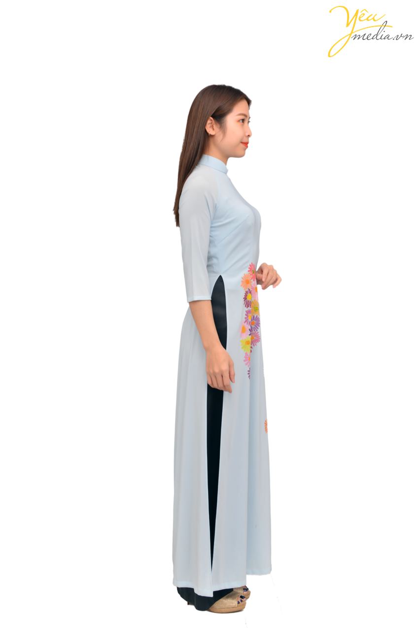 Áo dài 82 với màu vàng nhẹ nhàng và nhã nhặn - tạo ấn tượng cho người đối diện bởi hai bông hoa hồng sang trọng trên ngực áo. Đây là mẫu áo tay lửng, có cổ áo và cổ tay được điểm xuyết bởi viền ngọc trai. Mẫu áo dài 82 này được nhiều khách hàng tuổi từ 25 - 40 lựa chọn mặc trong những dịp sự kiện.