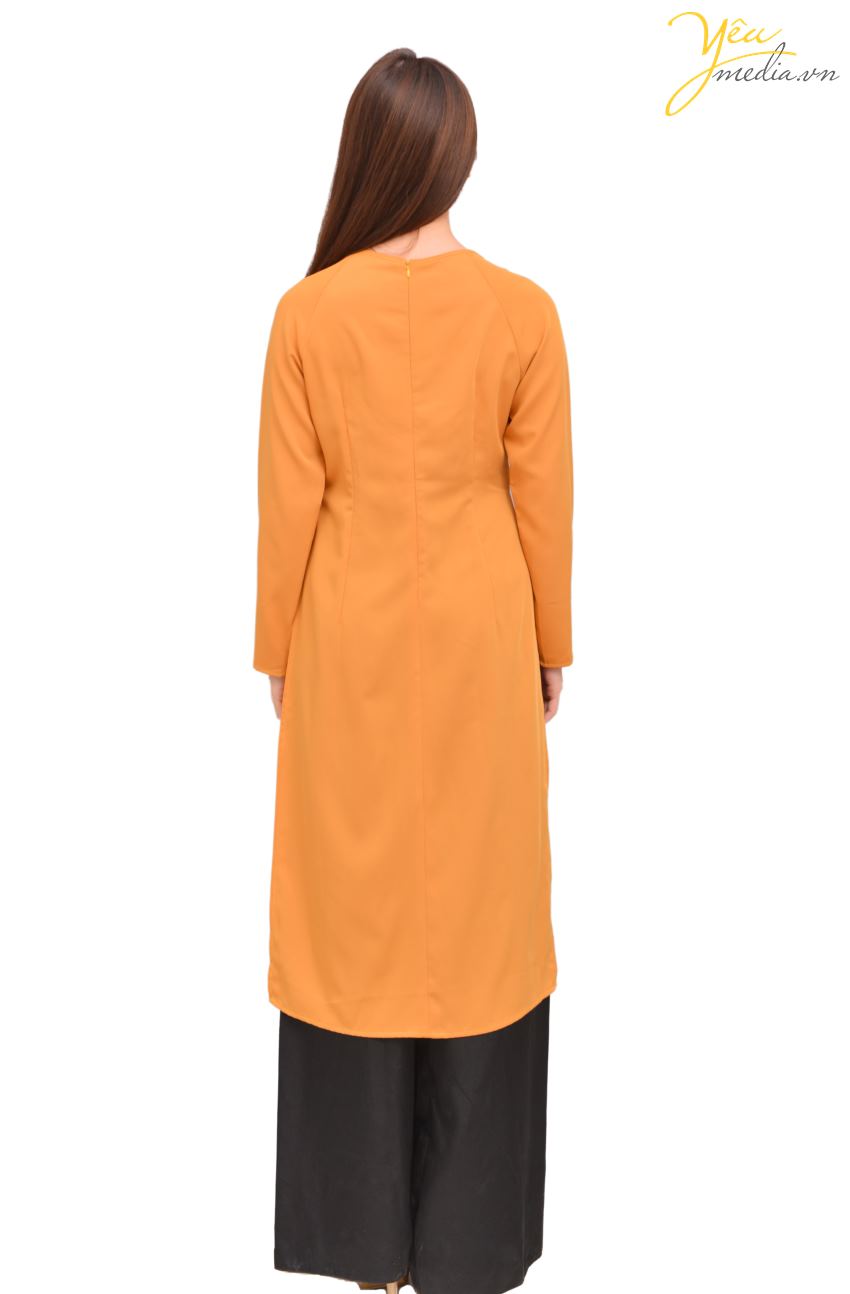 Mẫu áo dài 83 với màu cam đất truyền thống, có thiết kế đơn giản nhưng lịch lãm, được thêu phía trước ngực một nhành hoa hồng - xanh nhã nhặn. Đây là mẫu áo dài lửng đến đầu gối, được nhiều người lựa chọn để chụp hình áo dài Tết, áo dài cùng gia đình...