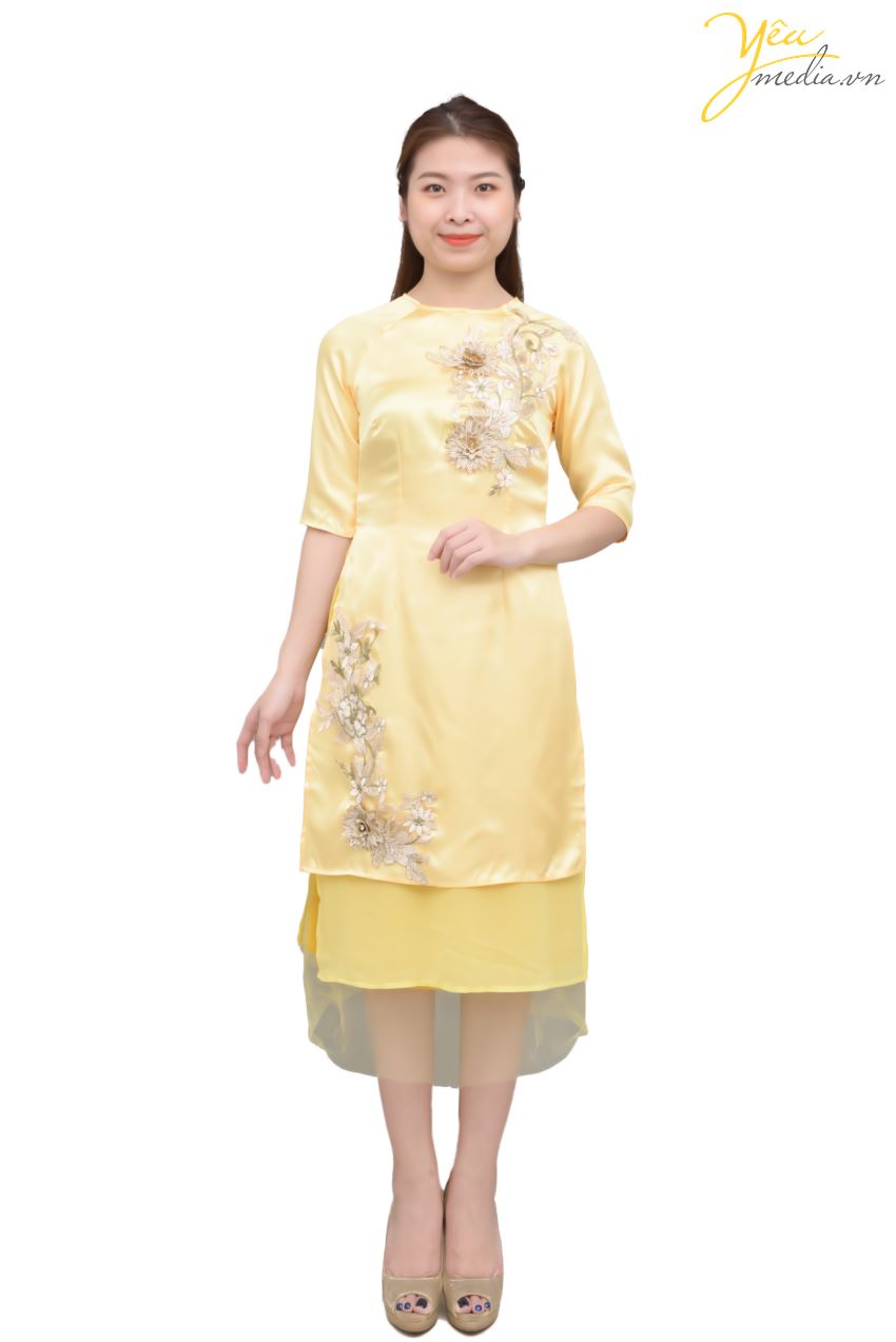 Áo dài 84 là mẫu áo dài cách tân với phần chân tà lỡ đến đầu gối - có ba lớp dày dặn trong đó lớp vải ngoài là lụa bóng sang trọng. Đây là mã áo dài được nhiều bạn trẻ yêu thích mặc đi chụp ảnh trong không khí Tết đến xuân về, cũng như lựa chọn cho dàn phù dâu - bê tráp trong ngày ăn hỏi của mình.