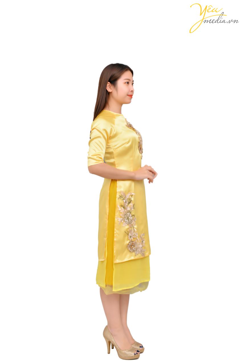 Áo dài 84 là mẫu áo dài cách tân với phần chân tà lỡ đến đầu gối - có ba lớp dày dặn trong đó lớp vải ngoài là lụa bóng sang trọng. Đây là mã áo dài được nhiều bạn trẻ yêu thích mặc đi chụp ảnh trong không khí Tết đến xuân về, cũng như lựa chọn cho dàn phù dâu - bê tráp trong ngày ăn hỏi của mình.