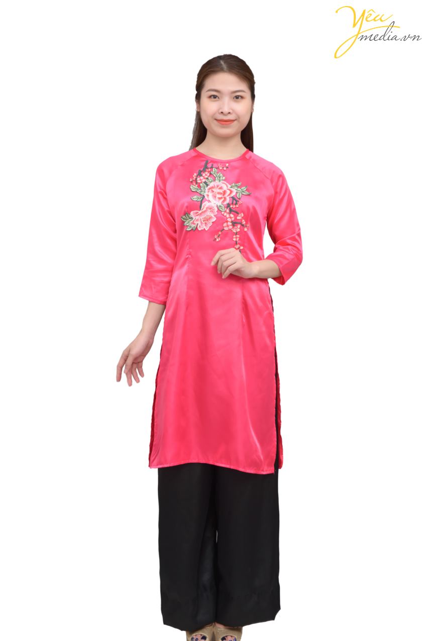 Mẫu áo dài 85 là áo dài màu hồng đậm cánh sen, thuộc form áo dài cách tân với tà chân ngắn tới đầu gối. Kiểu dáng này phù hợp với những bạn nữ trẻ trung, yêu đời, sôi động từ 16-26 tuổi. Nhiều khách hàng tới Yêu Media cũng lựa chọn mẫu áo dài này để chụp ảnh cùng hoa mai, hoa đào ngay Tết, cũng như lựa chọn làm áo dài bê tráp.