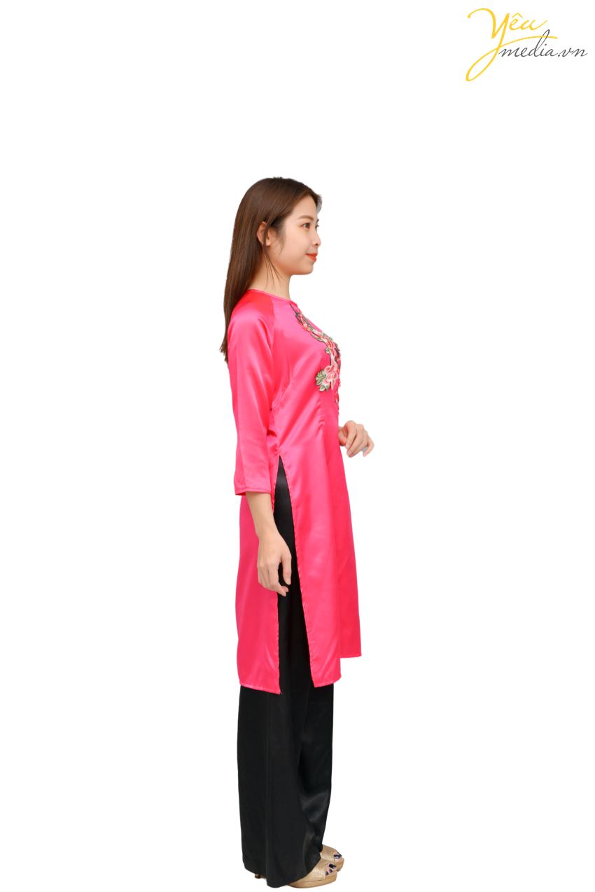 Mẫu áo dài 85 là áo dài màu hồng đậm cánh sen, thuộc form áo dài cách tân với tà chân ngắn tới đầu gối. Kiểu dáng này phù hợp với những bạn nữ trẻ trung, yêu đời, sôi động từ 16-26 tuổi. Nhiều khách hàng tới Yêu Media cũng lựa chọn mẫu áo dài này để chụp ảnh cùng hoa mai, hoa đào ngay Tết, cũng như lựa chọn làm áo dài bê tráp.