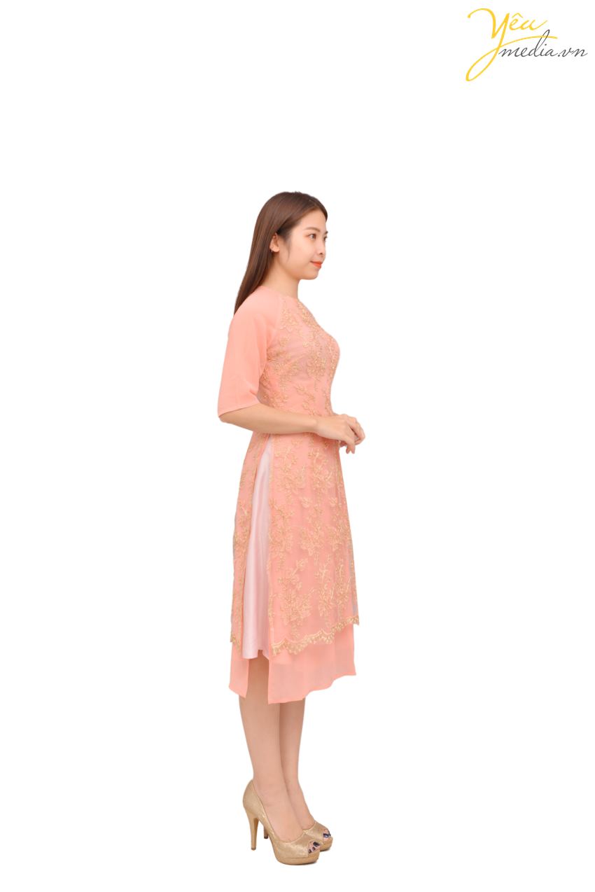 Mẫu áo dài 86 cho thuê tại Yêu Media là mẫu áo với đường ren nhẹ nhàng và nữ tính, màu sắc hồng nhạt đậm chất thanh cao. Đây là mẫu áo với tà ngắn tới đầu gối, và gấu tay cũng là dạng tay lỡ, rất phù hợp mặc chụp kỷ yếu, bê tráp, chụp ảnh Xuân cùng gia đình hay tại chợ hoa.