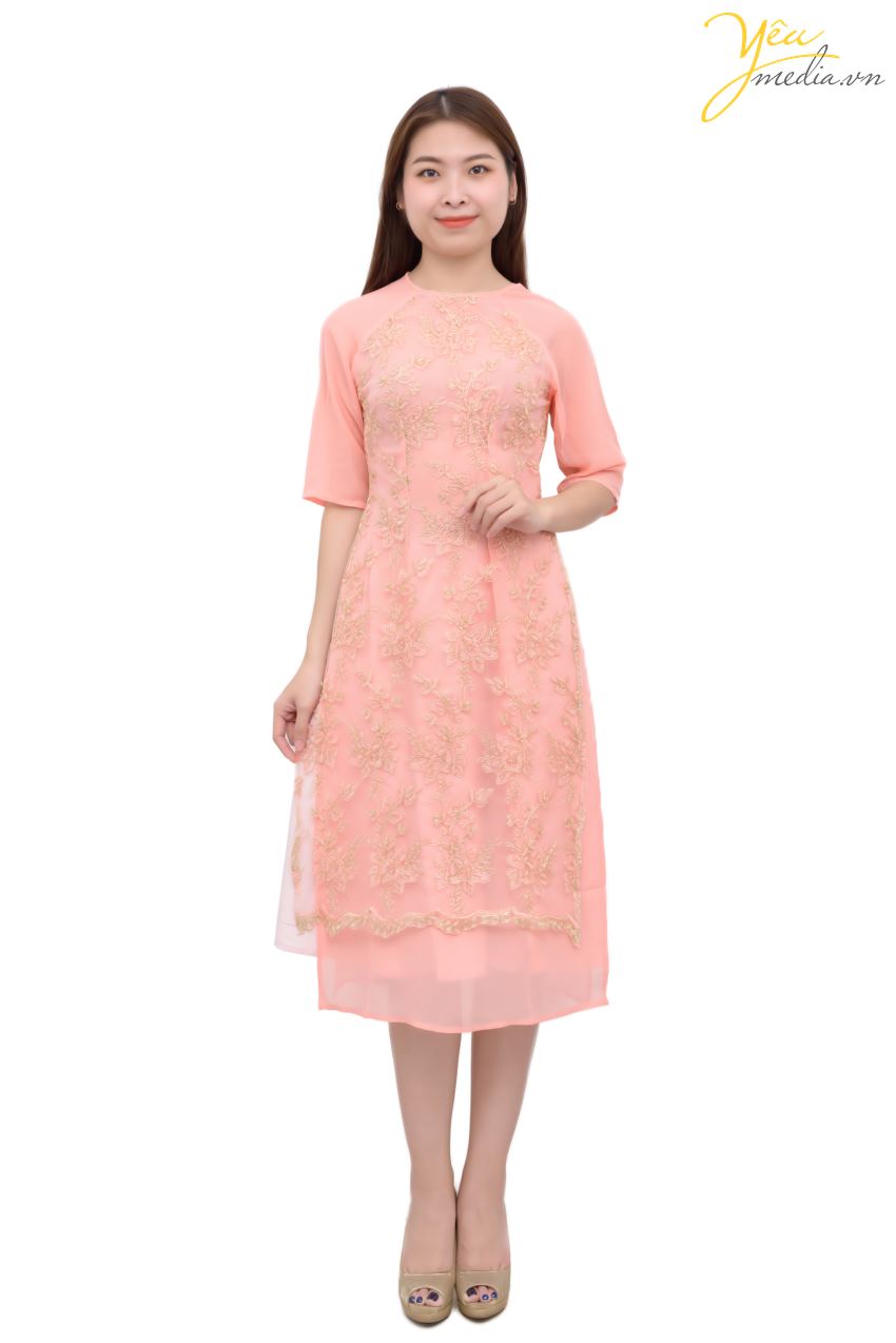 Mẫu áo dài 86 cho thuê tại Yêu Media là mẫu áo với đường ren nhẹ nhàng và nữ tính, màu sắc hồng nhạt đậm chất thanh cao. Đây là mẫu áo với tà ngắn tới đầu gối, và gấu tay cũng là dạng tay lỡ, rất phù hợp mặc chụp kỷ yếu, bê tráp, chụp ảnh Xuân cùng gia đình hay tại chợ hoa.