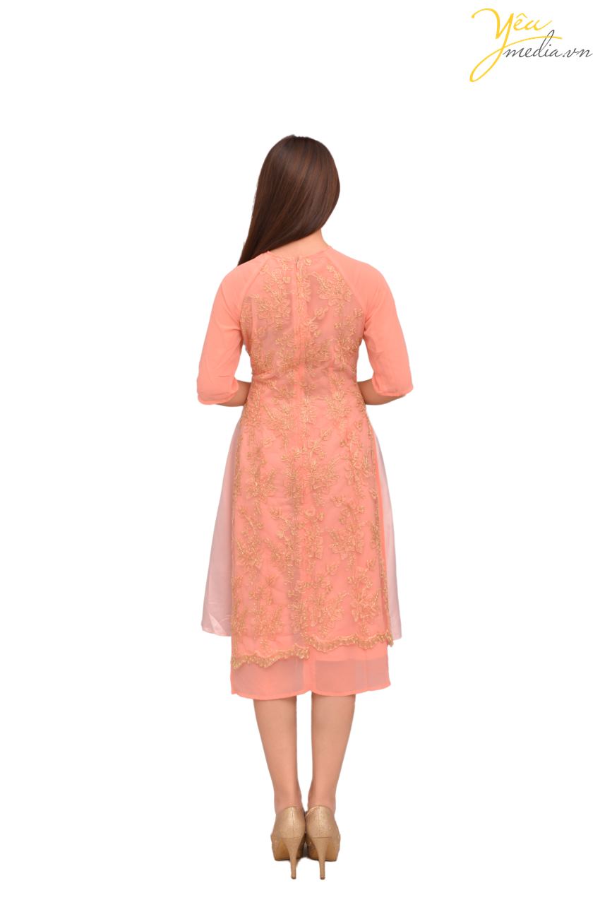 Mẫu áo dài 86 cho thuê tại Yêu Media là mẫu áo với đường ren nhẹ nhàng và nữ tính, màu sắc hồng nhạt đậm chất thanh cao. Đây là mẫu áo với tà ngắn tới đầu gối, và gấu tay cũng là dạng tay lỡ, rất phù hợp mặc chụp kỷ yếu, bê tráp, chụp ảnh Xuân cùng gia đình hay tại chợ hoa.