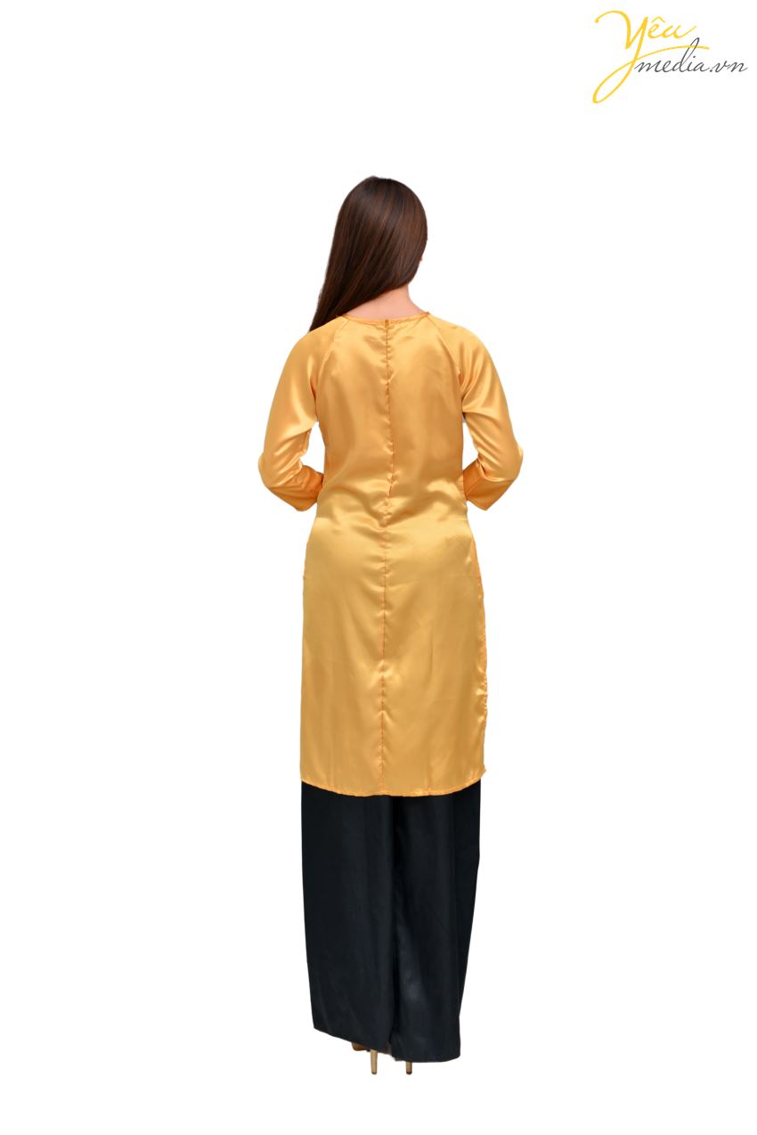 Áo dài 87 màu vàng đồng, chất lụa bóng, là loại áo dài cách tân với tay lỡ và tà lỡ đến đầu gối. Với các nét thêu hoa vàng - lá xanh sang trọng, đây là lựa chọn của nhiều chị em khi đến với Yêu media và kiếm tìm trang phục mặc đi dự những sự kiện lịch sự, trang trọng.
