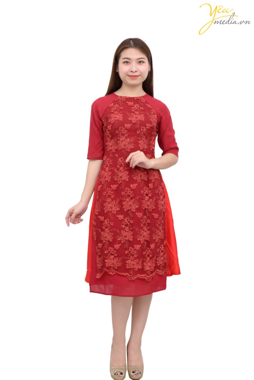 Áo dài 88 là mã áo dài màu đỏ, có 3 tà với ren - lụa - vải voan - kết hợp tạo nên vẻ đẹp sang trọng quý phái và rực rỡ. Đây là mẫu áo dài nhẹ nhàng để chị em mặc đi tiệc, event, đi chụp ảnh chợ hoa Tết, đi tham dự các hoạt động của công ty và nhà trường.