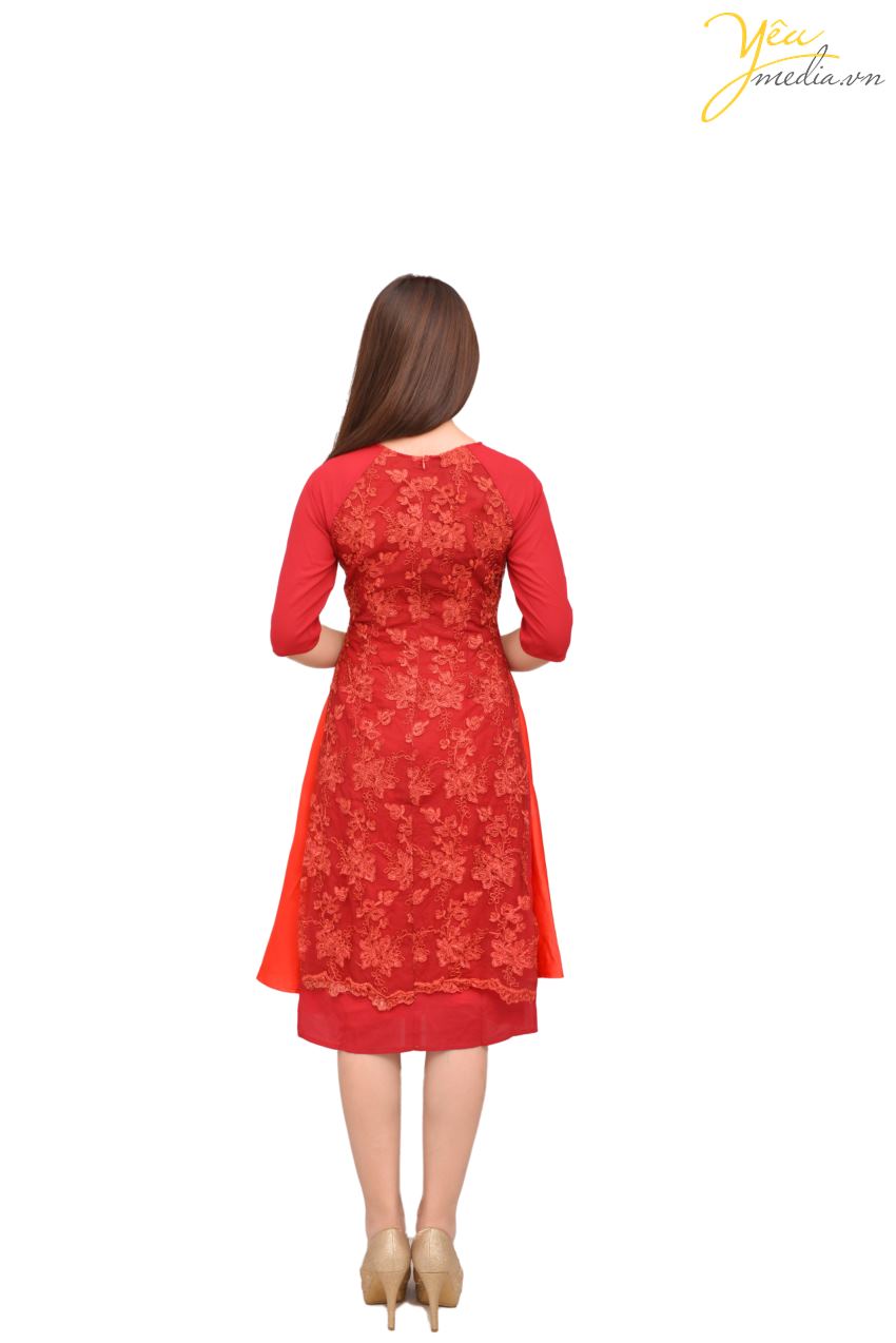 Áo dài 88 là mã áo dài màu đỏ, có 3 tà với ren - lụa - vải voan - kết hợp tạo nên vẻ đẹp sang trọng quý phái và rực rỡ. Đây là mẫu áo dài nhẹ nhàng để chị em mặc đi tiệc, event, đi chụp ảnh chợ hoa Tết, đi tham dự các hoạt động của công ty và nhà trường.