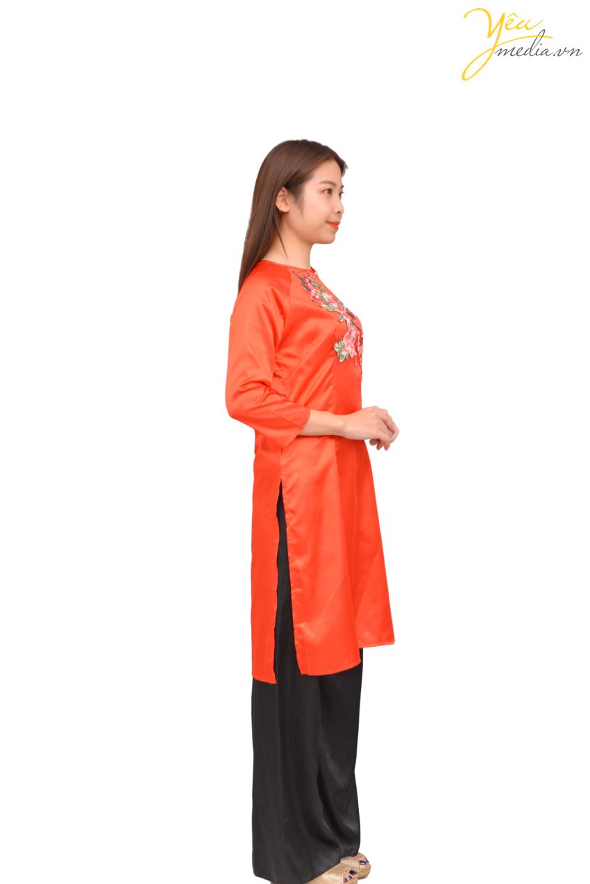 Áo dài tà lỡ màu đỏ - mã số 90 - là dáng áo dài cách tân phù hợp với nhiều bạn trẻ khi lựa chọn đi tham gia các hoạt động của công ty, tập đoàn hoặc của trường lớp. Mẫu áo dài này có chất lụa bóng phía trên và được điểm xuyết bởi đường thêu hoa tinh tế.