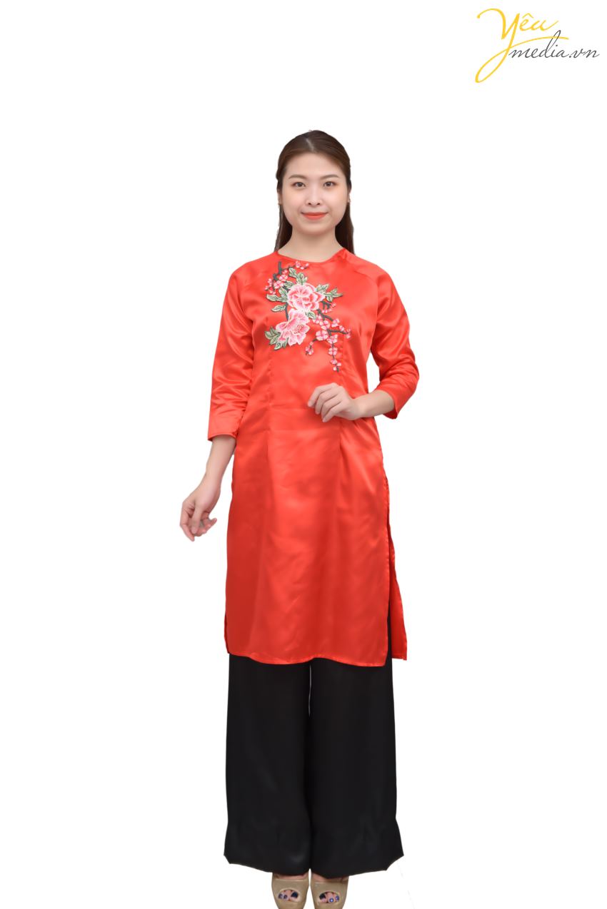 Áo dài tà lỡ màu đỏ - mã số 90 - là dáng áo dài cách tân phù hợp với nhiều bạn trẻ khi lựa chọn đi tham gia các hoạt động của công ty, tập đoàn hoặc của trường lớp. Mẫu áo dài này có chất lụa bóng phía trên và được điểm xuyết bởi đường thêu hoa tinh tế.
