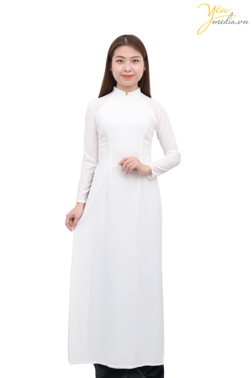 Áo dài 91 là mã áo dài hai tà, màu trắng tinh khôi - phù hợp mặc đi khai trường, tham gia các hoạt động của trường lớp, mặc khi chụp ảnh kỷ yếu, mặc những ngày diễn văn nghệ cho trường lớp... Tà áo dài trắng có nhiều cỡ khi bạn chọn thuê tại Yêu Media.