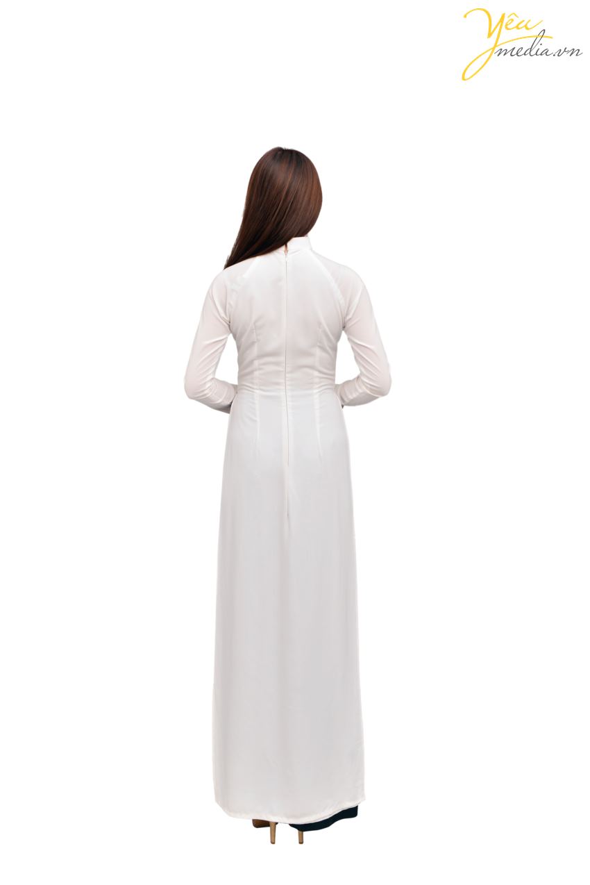 Áo dài 91 là mã áo dài hai tà, màu trắng tinh khôi - phù hợp mặc đi khai trường, tham gia các hoạt động của trường lớp, mặc khi chụp ảnh kỷ yếu, mặc những ngày diễn văn nghệ cho trường lớp... Tà áo dài trắng có nhiều cỡ khi bạn chọn thuê tại Yêu Media.
