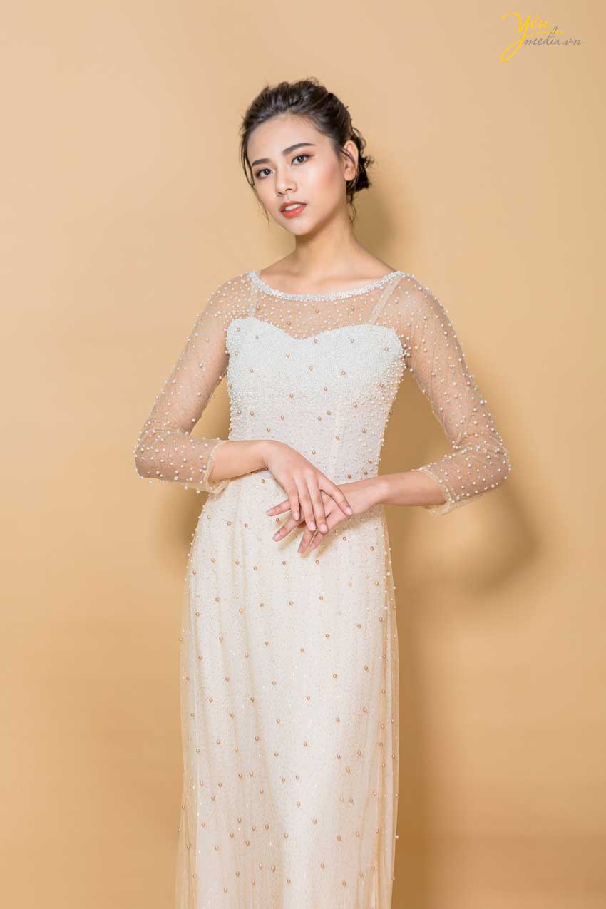 áo dài màu be cổ thuyền