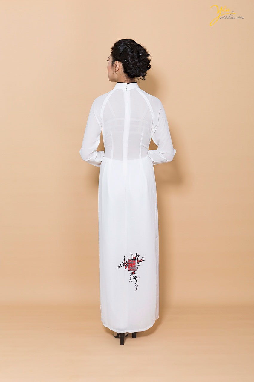 áo dài trắng chụp phía sau lưng