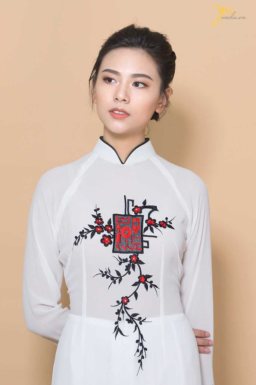 áo dài trắng thêu hoa cổ đứng
