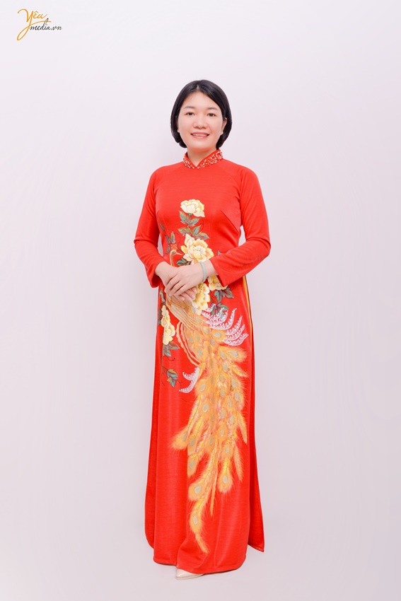 Chụp ảnh áo dài Tết cho nhân viên công ty trong studio