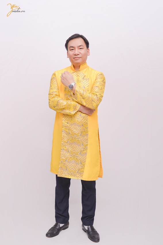 Chụp ảnh áo dài Tết cho nhân viên công ty trong studio