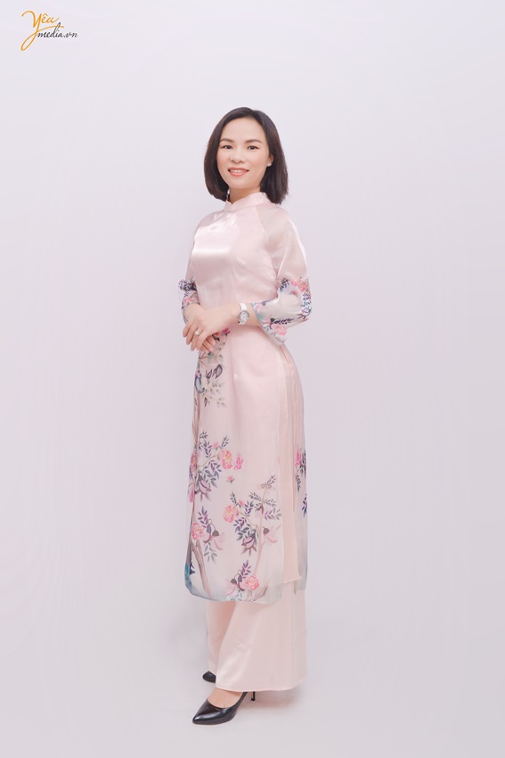 Chụp ảnh áo dài Tết cho nhân viên công ty trong studio