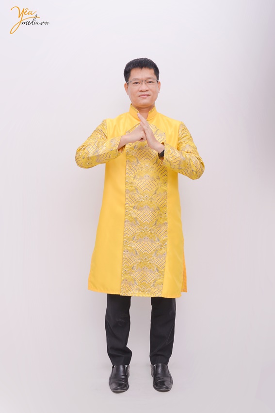 Chụp ảnh áo dài Tết cho nhân viên công ty trong studio