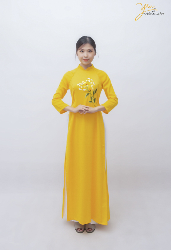 Áo dài vàng 01