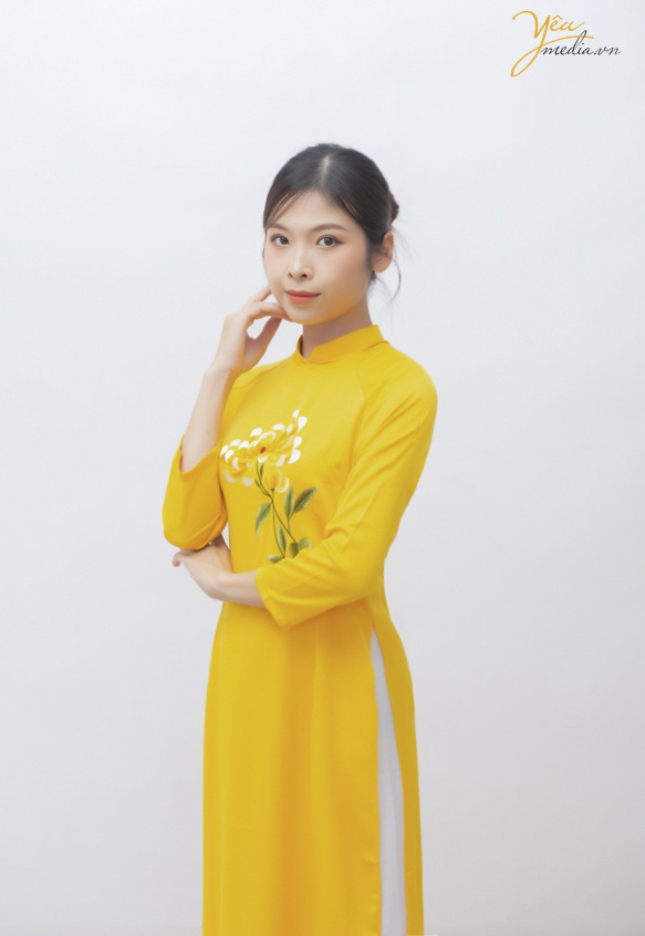 Áo dài vàng 01